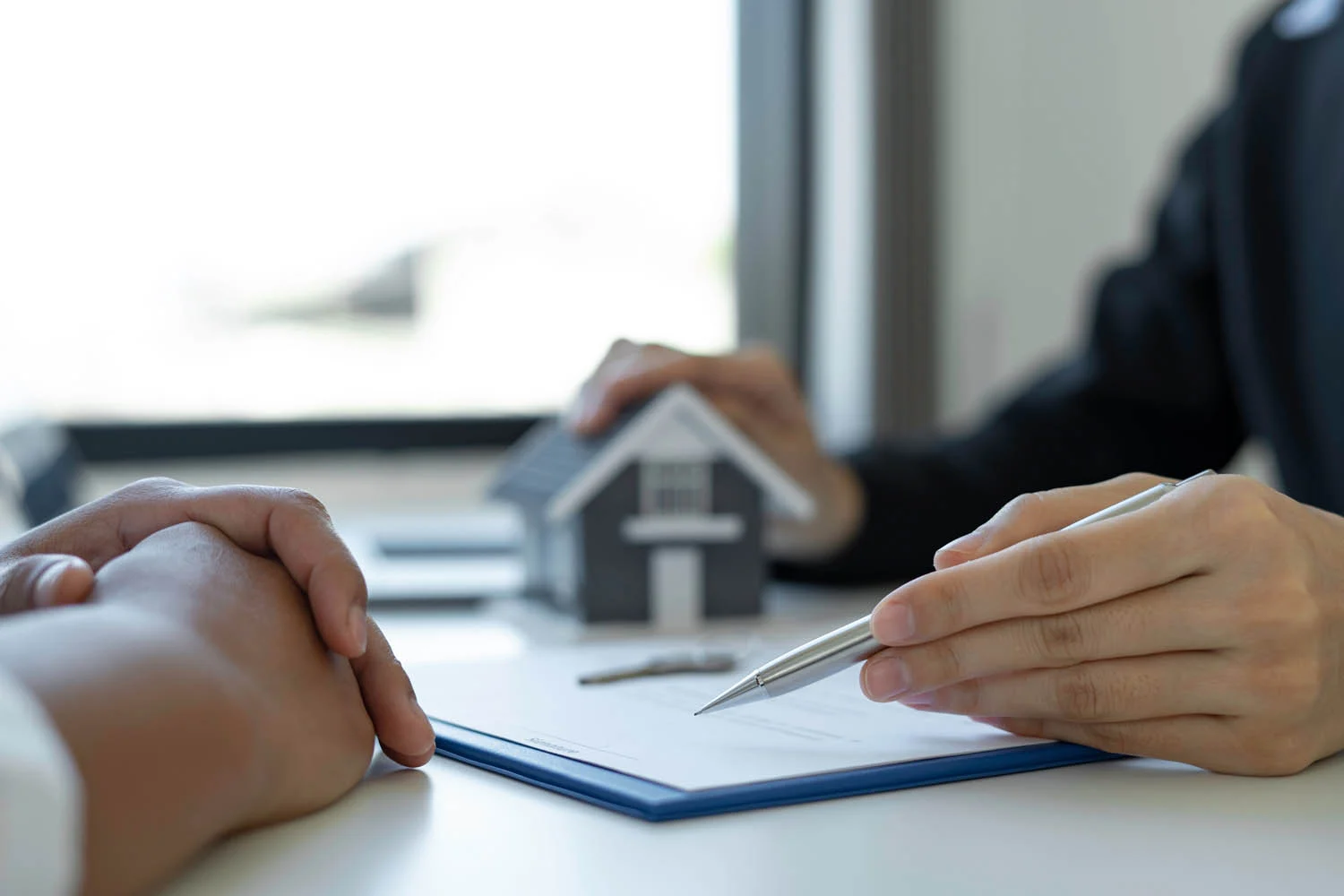 An,Asian,Female,Sales,Representative,Is,Discussing,The,Details,Before